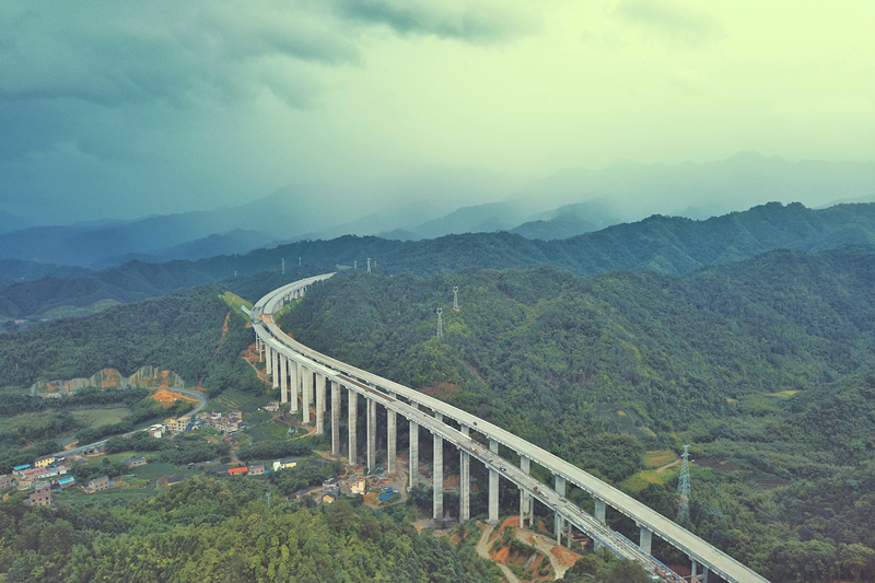 圖1：架通的佛登口二號(hào)高架大橋.jpg